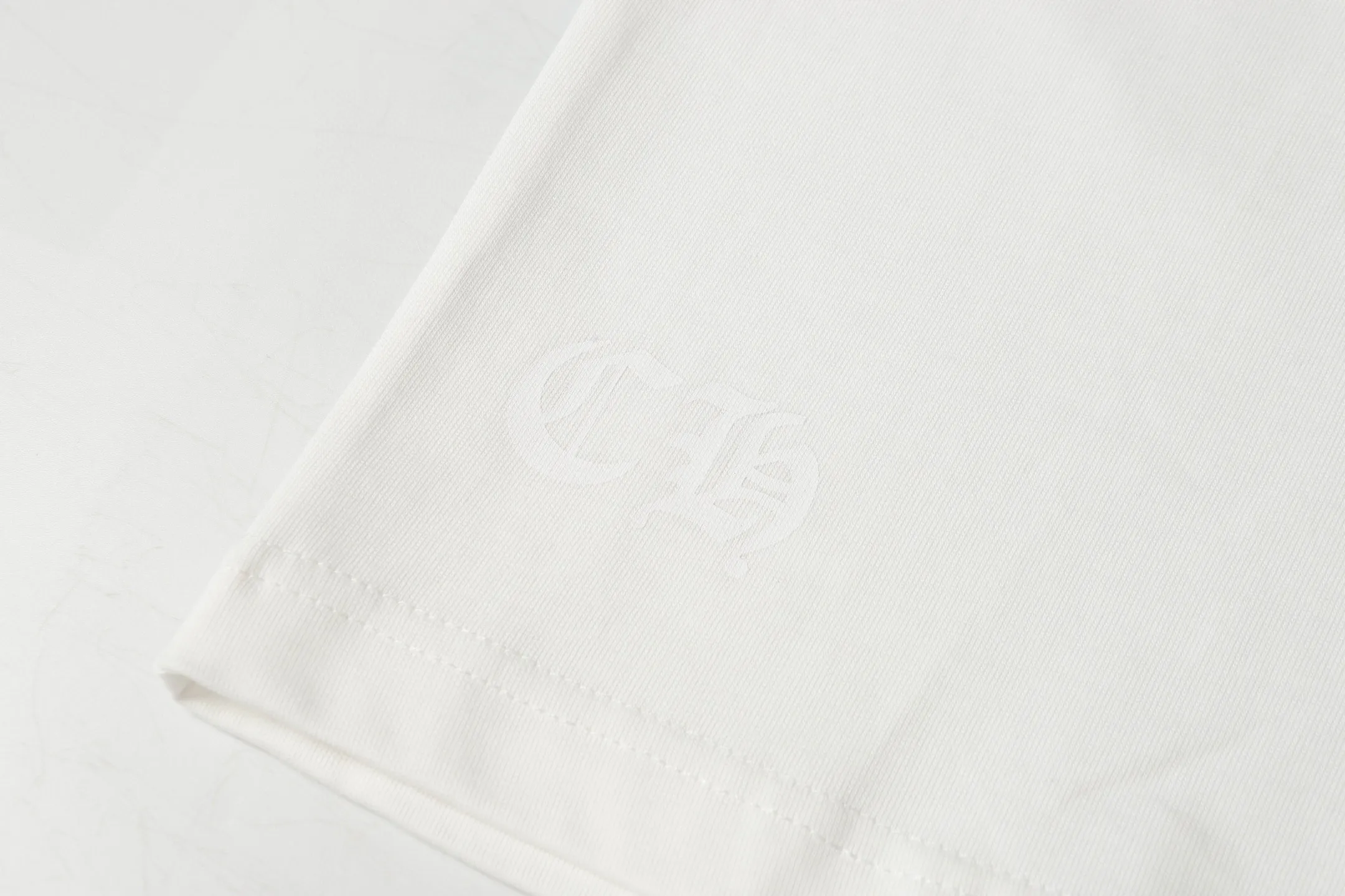 🅿️170 Chrome hearte/Chrome heart ch 25ss early spring Sanskrit horseshoe print short-sleeved T-shirt. A must-have item for daily commuting for men and women in light luxury. The correct version is welcome to compare. Detailed features: ·280g 100% cotton double yarn jersey fabric. ·Custom-dyed in the same cylinder, special thickened 32 pieces double-strand 1x1 thread. ·Double-needle cross-stitch technology. ·Original main mark washed tag. Color: black white. Size: XS-L